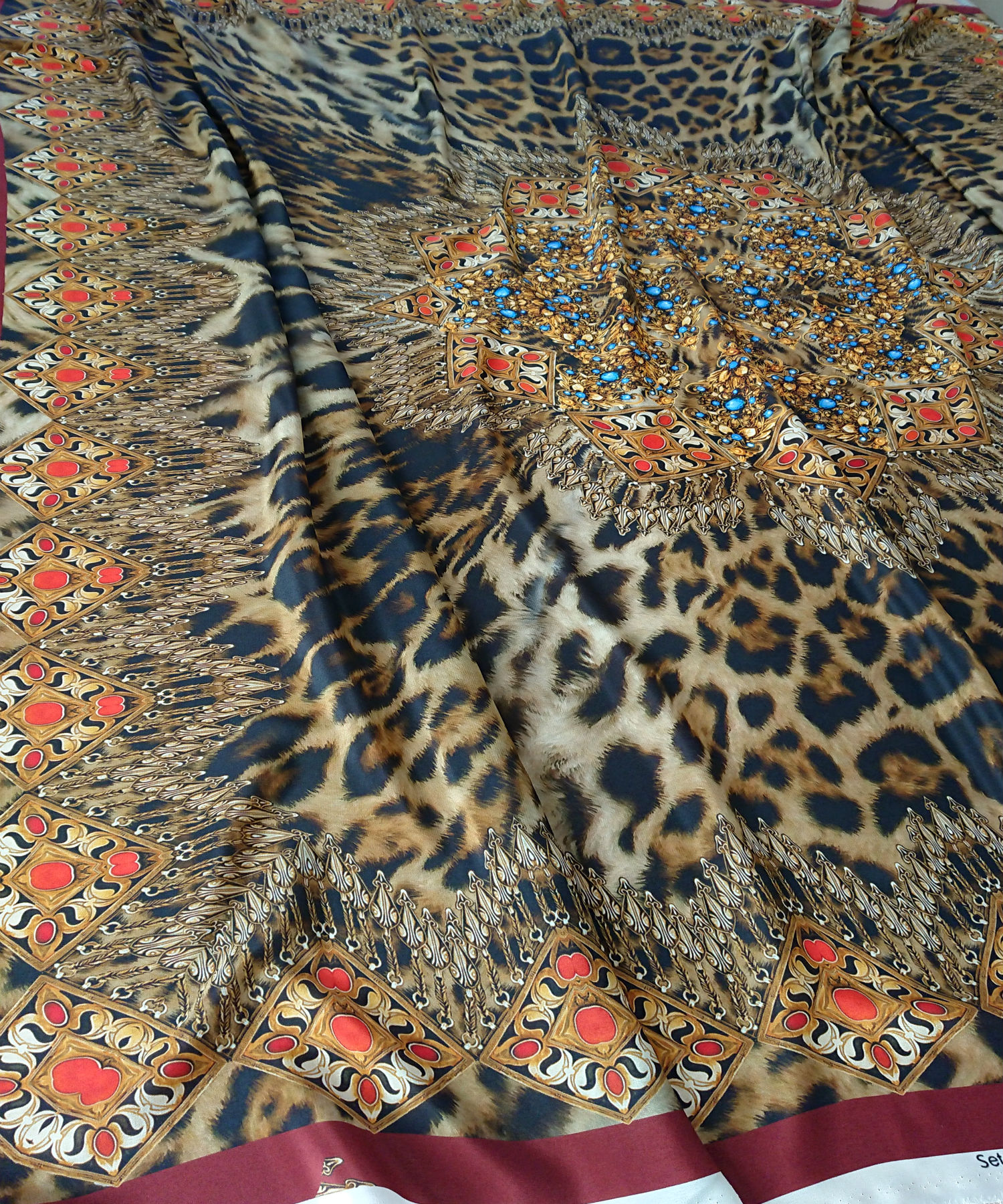 платок  Versace леопард с сапфирами шёлк