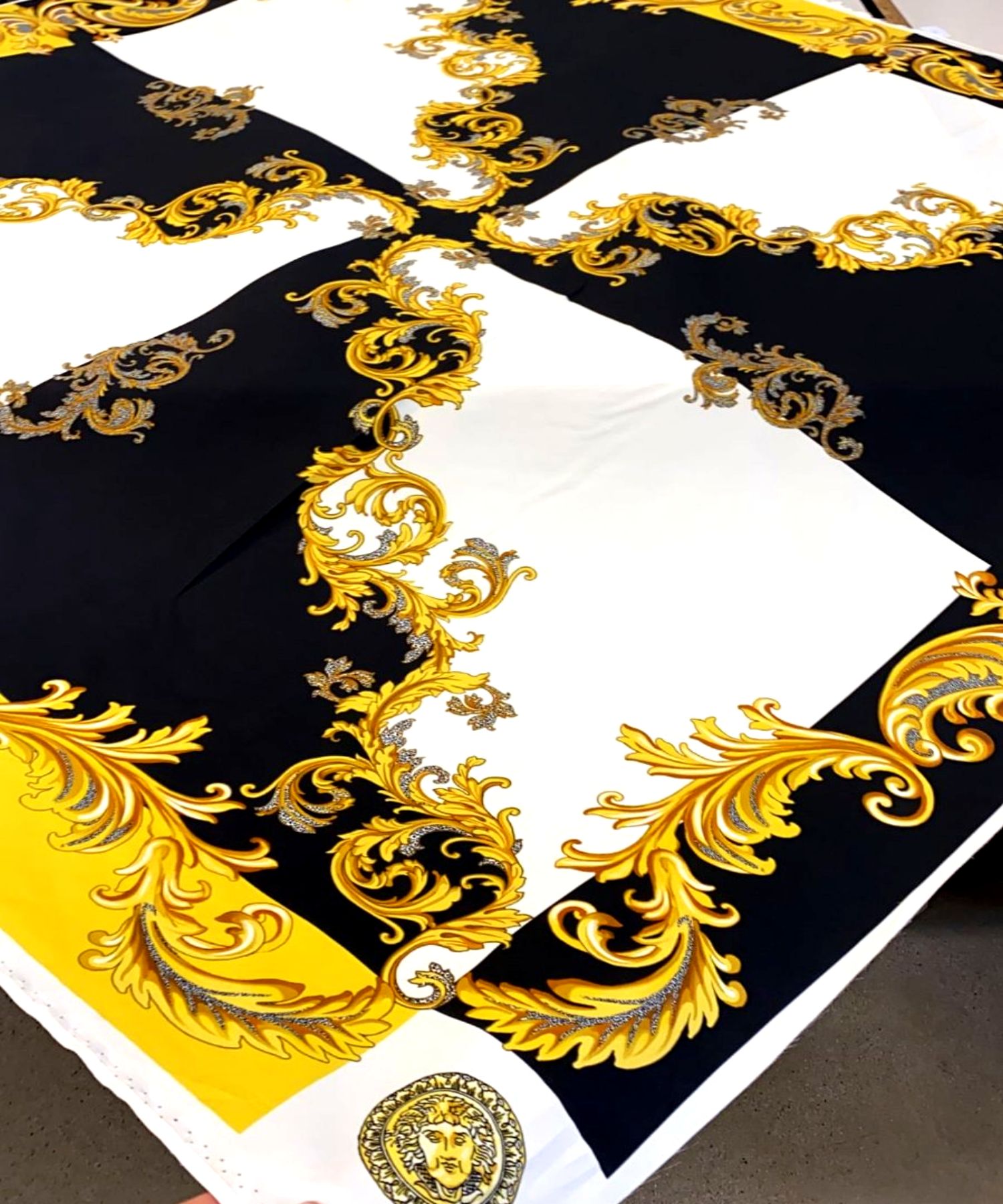поплин Versace черно-белый с золотым вензелем хлопок
